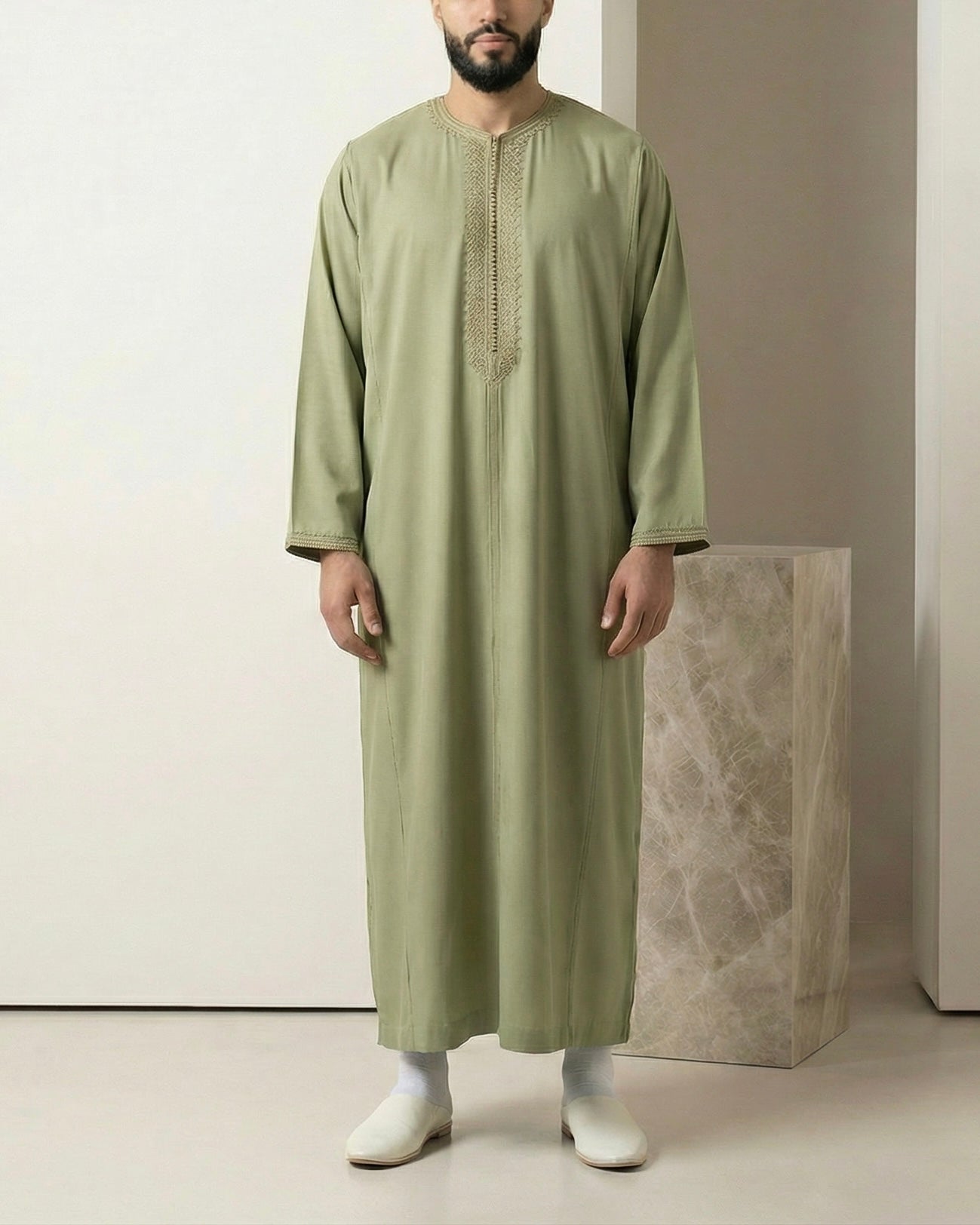 mannequin portant caftan homme matiere mlifa de couleur vert-pistache avec un travail entierement fait main vue entiere