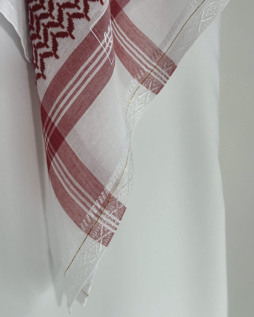 mannequin portant chemagh homme matiere saoudien de couleur bordeaux vue details-rapproches