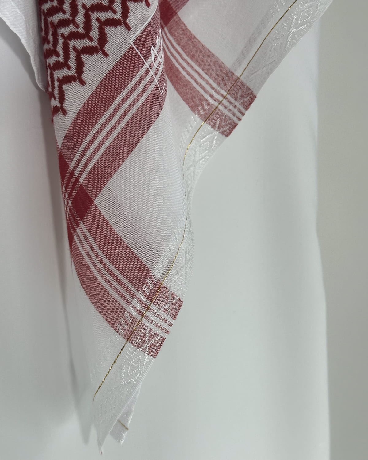 mannequin portant chemagh homme matiere saoudien de couleur bordeaux vue details-rapproches