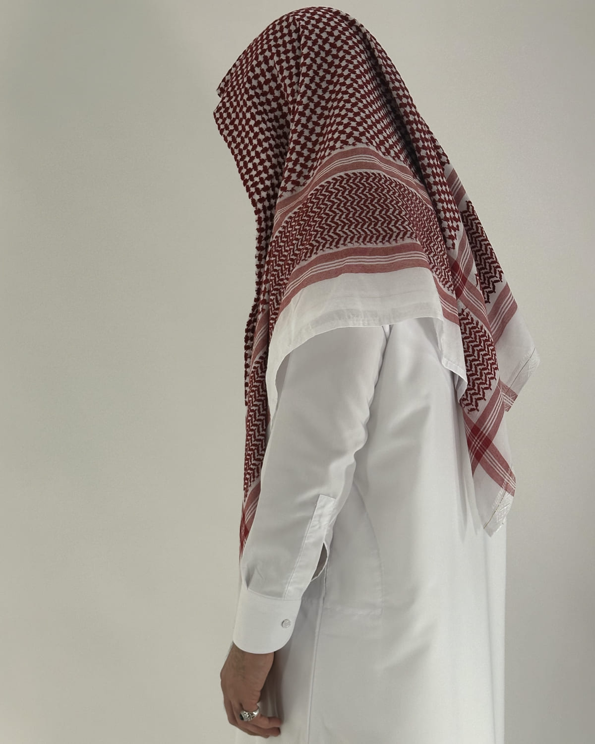mannequin portant chemagh homme matiere saoudien de couleur bordeaux vue profil
