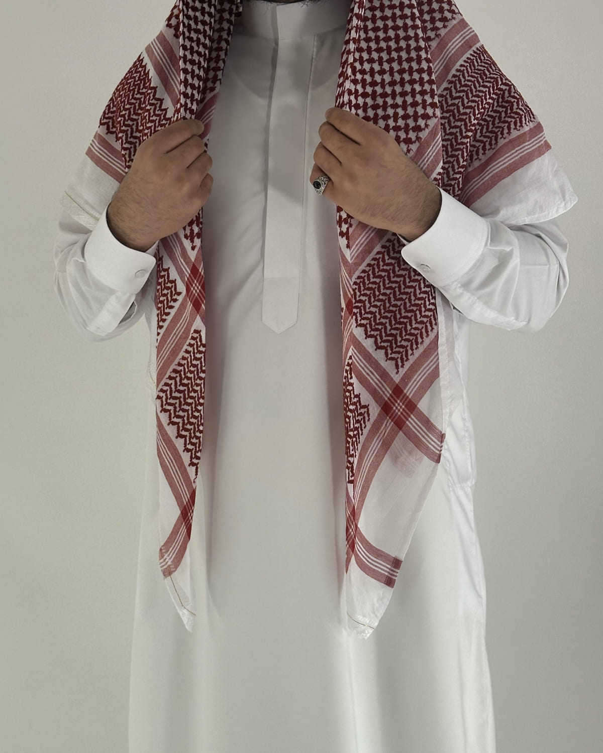 mannequin portant chemagh homme matiere saoudien de couleur bordeaux vue face-rapprochee