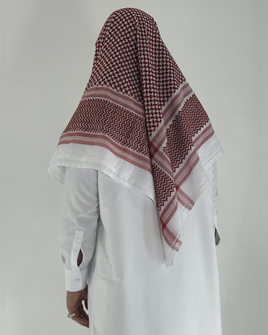 mannequin portant chemagh homme matiere saoudien de couleur bordeaux vue dos