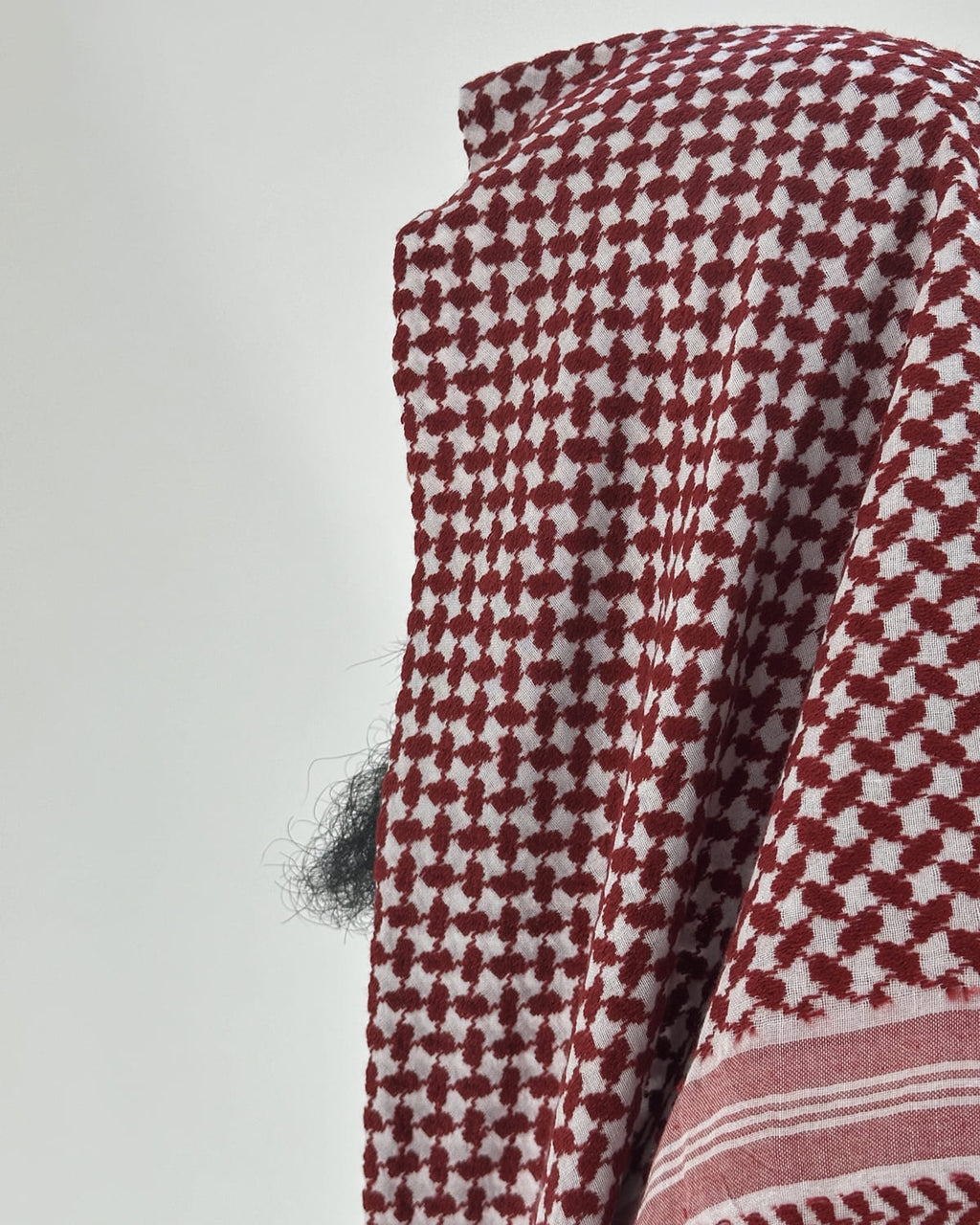 mannequin portant chemagh homme matiere saoudien de couleur bordeaux vue motifs