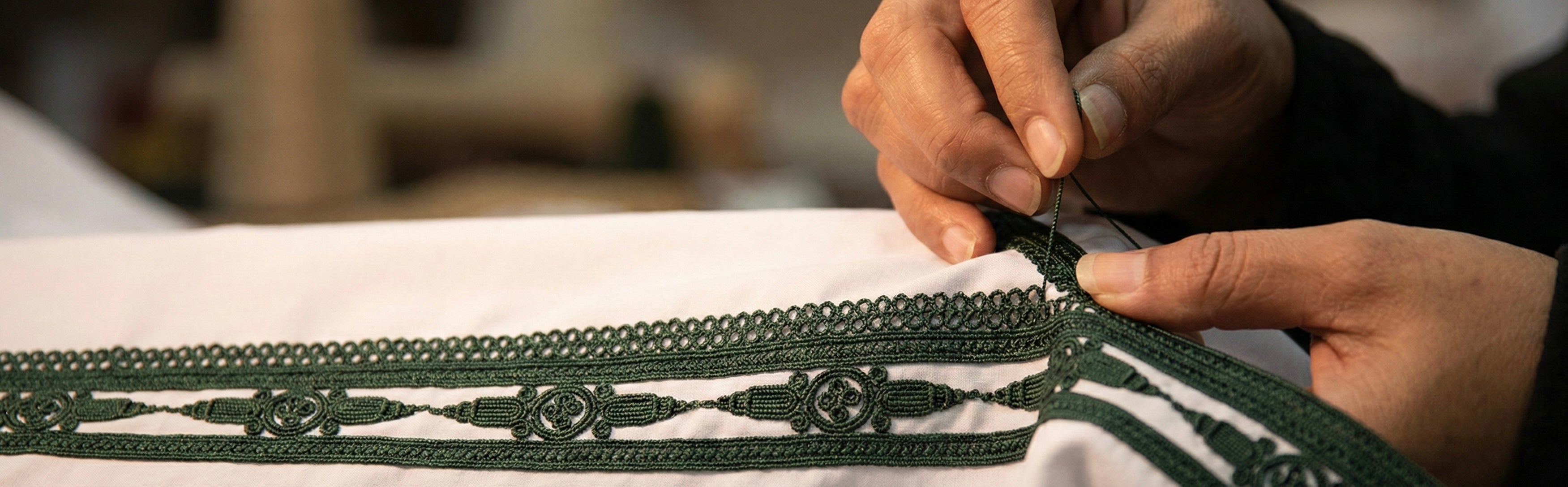 mains d'un artisant concevant une parsementerie