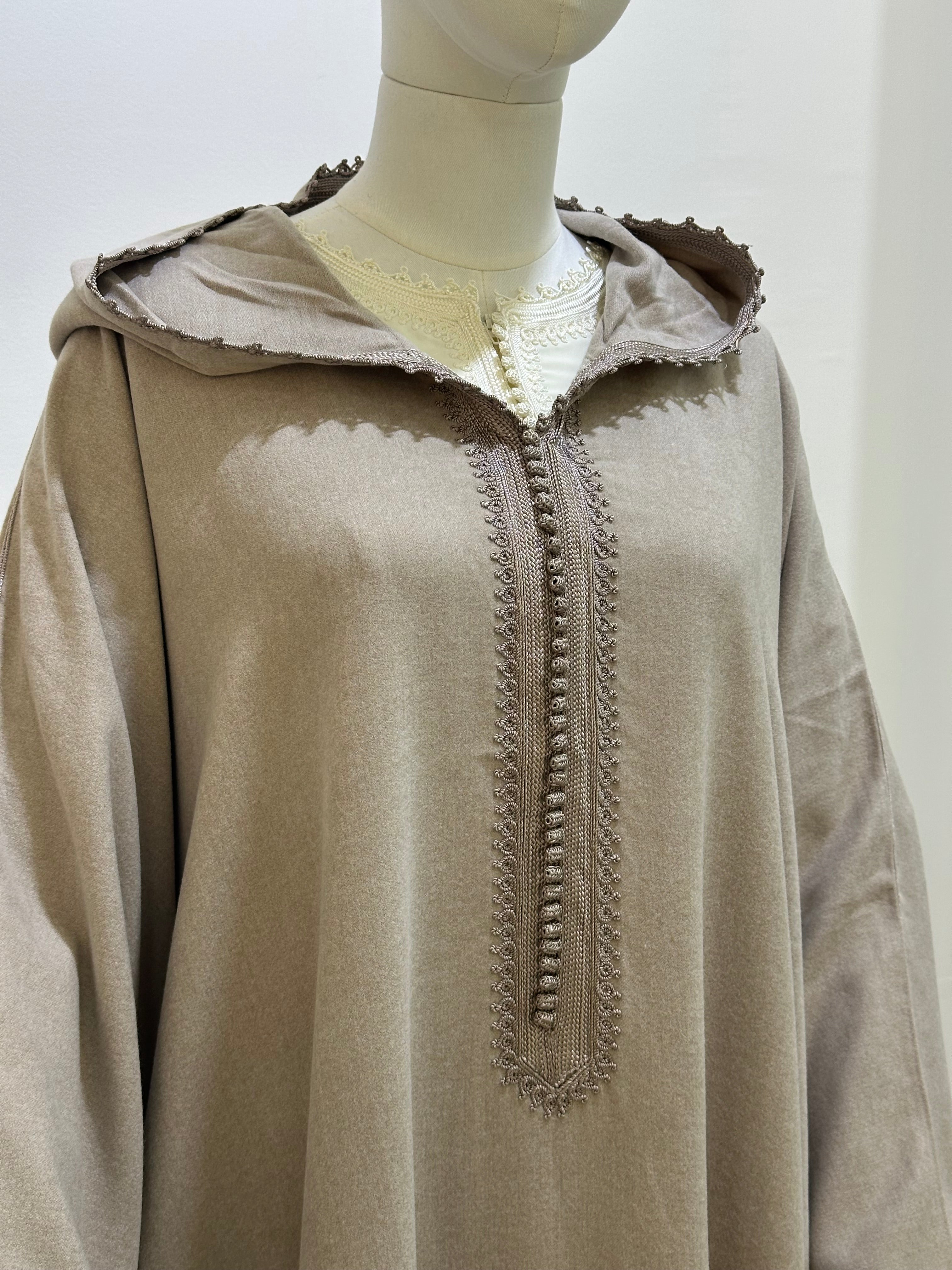 mannequin portant djellaba femme matiere epaisse de couleur beige avec un travail finition faite main vue face-rapprochee