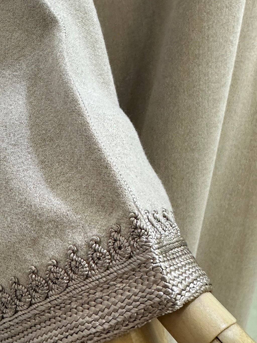 mannequin portant djellaba femme matiere epaisse de couleur beige avec un travail finition faite main vue manche