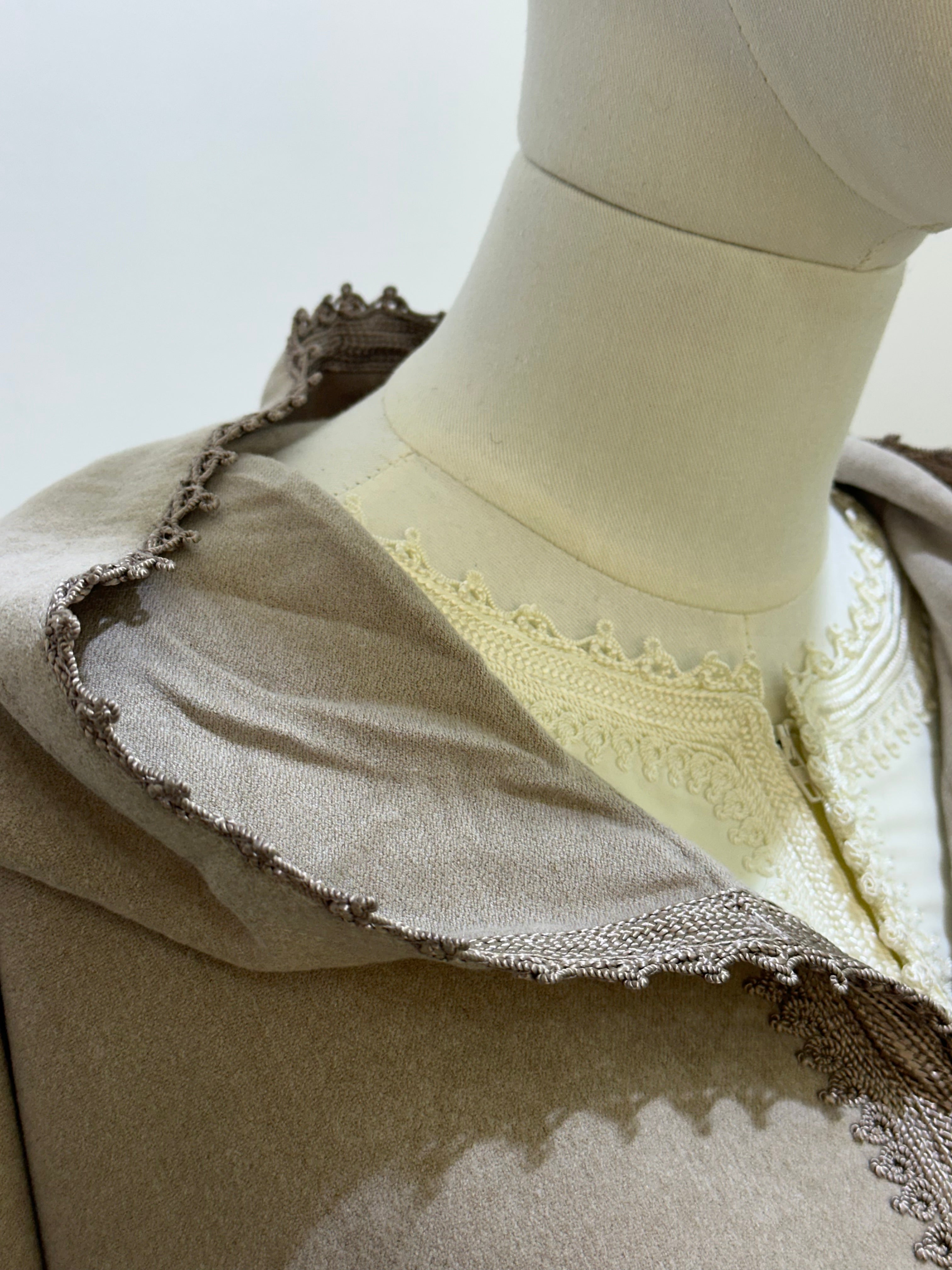 mannequin portant djellaba femme matiere epaisse de couleur beige avec un travail finition faite main vue details-rapproches