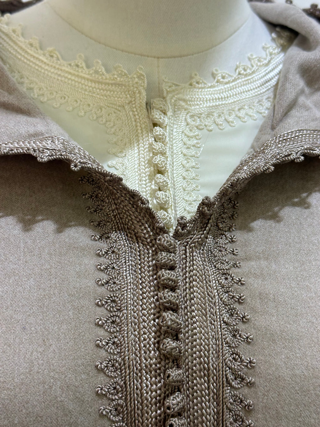 mannequin portant djellaba femme matiere epaisse de couleur beige avec un travail finition faite main vue motifs