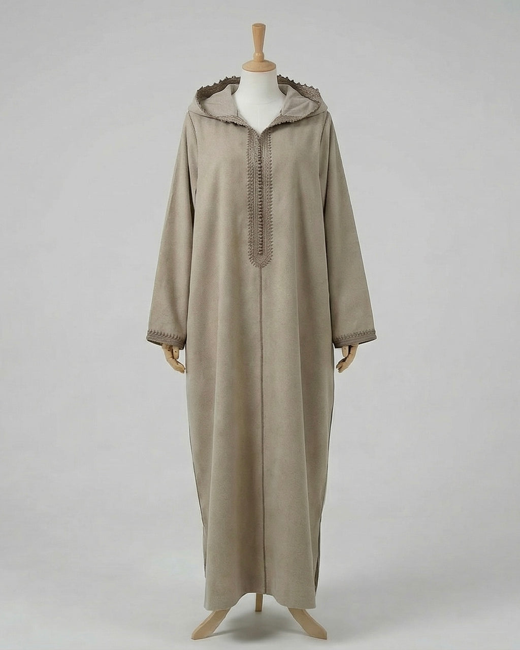 mannequin portant djellaba femme matiere epaisse de couleur beige avec un travail finition faite main vue entiere