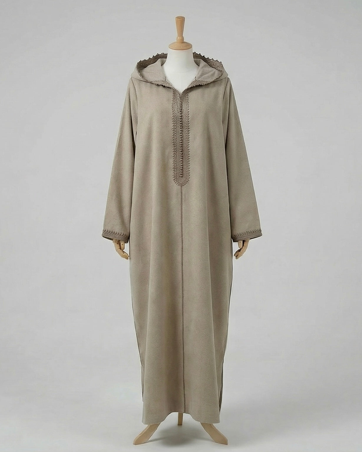 mannequin portant djellaba femme matiere epaisse de couleur beige avec un travail finition faite main vue entiere
