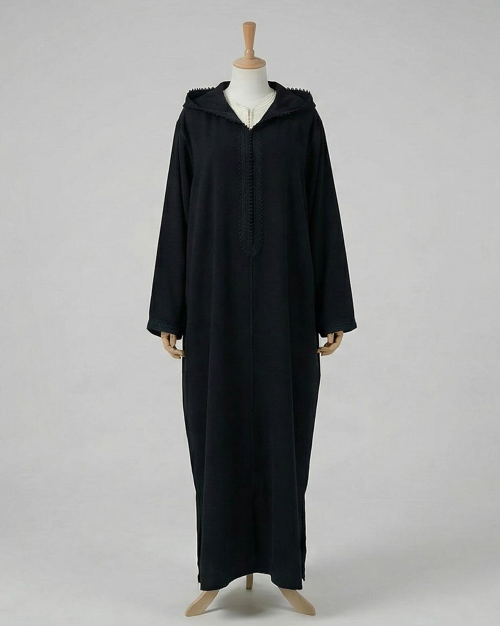 mannequin portant djellaba femme matiere epaisse de couleur noir avec un travail finition faite main vue entiere