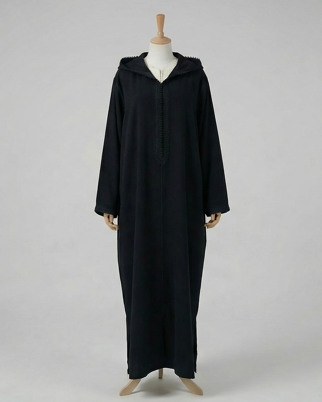mannequin portant djellaba femme matiere epaisse de couleur noir avec un travail finition faite main vue entiere