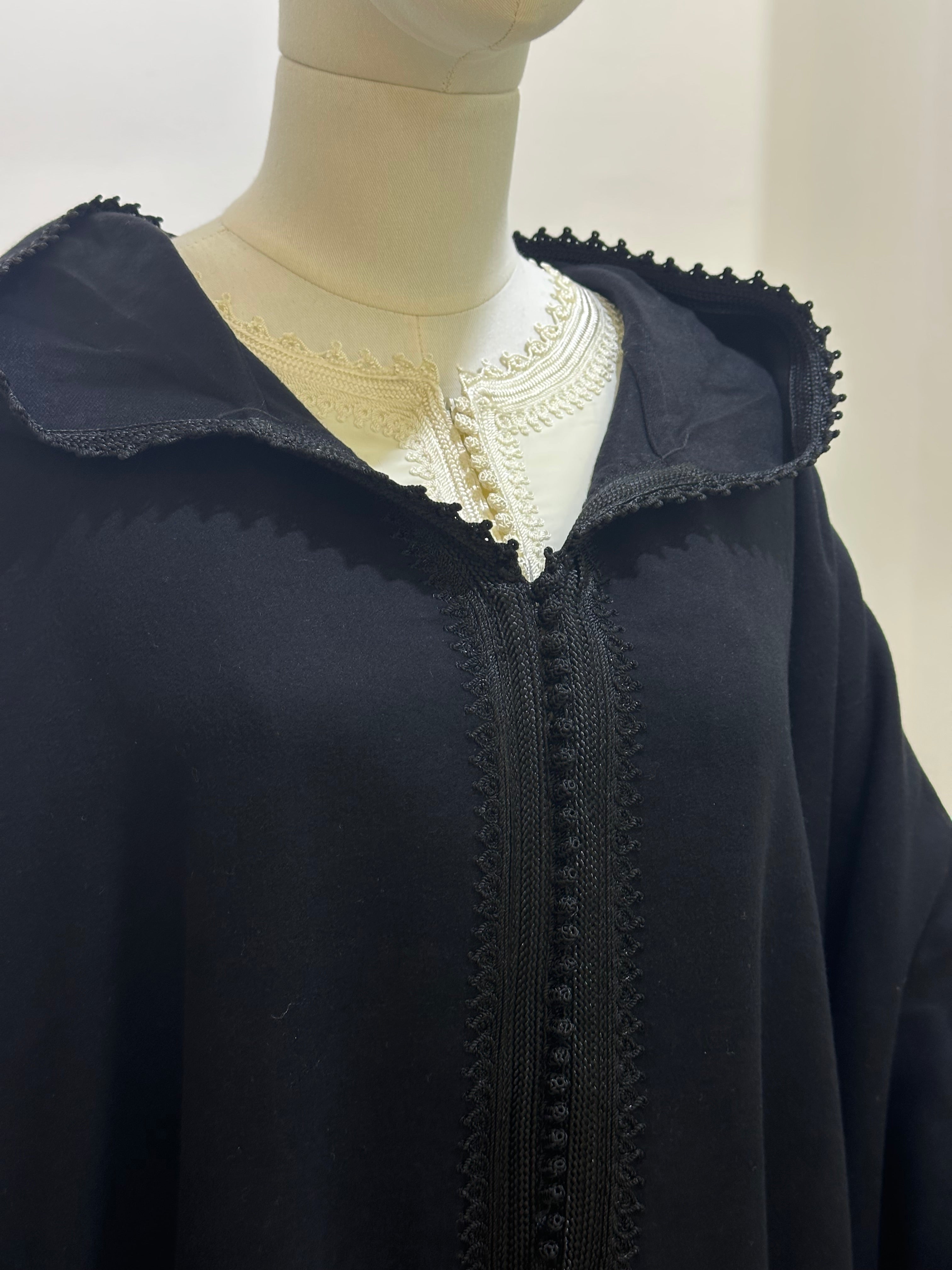 mannequin portant djellaba femme matiere epaisse de couleur noir avec un travail finition faite main vue face-rapprochee
