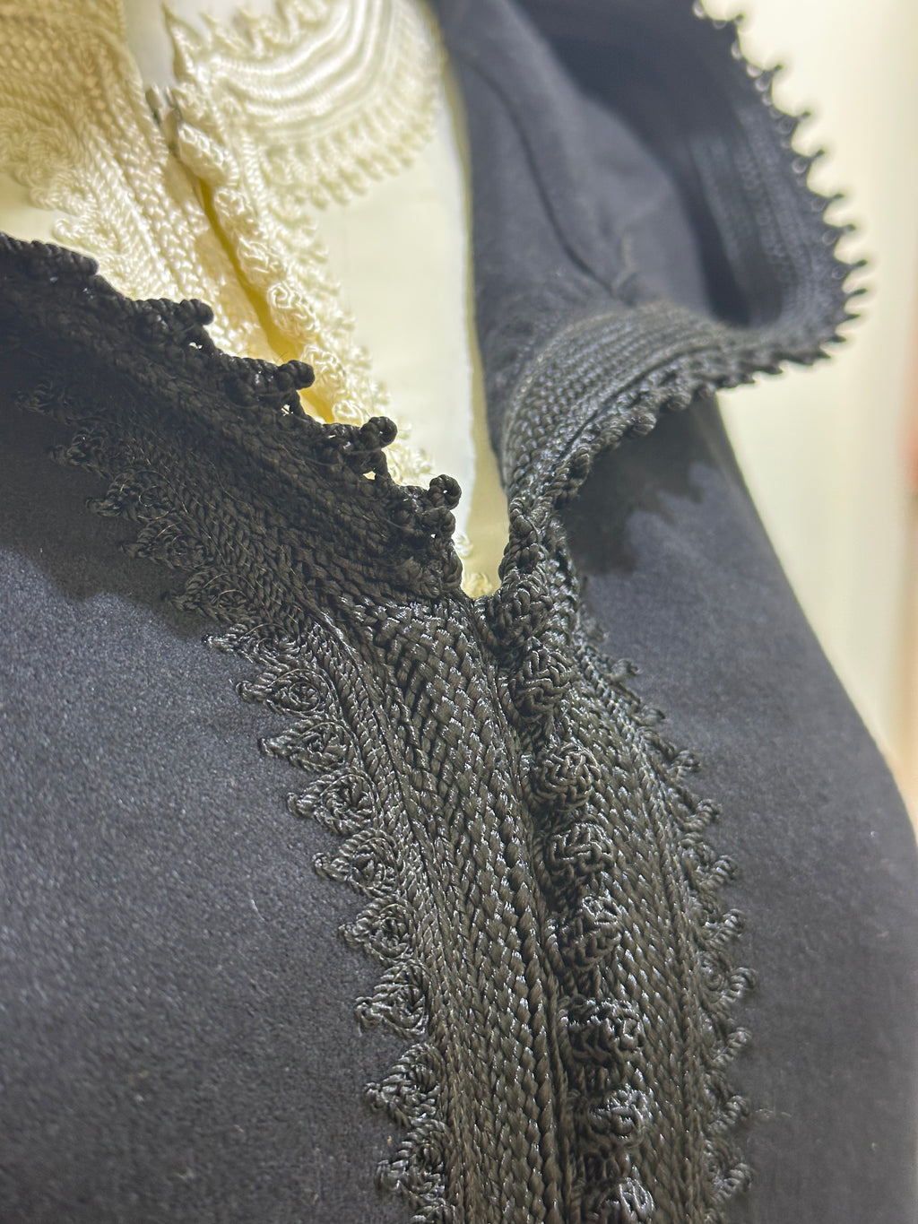 mannequin portant djellaba femme matiere epaisse de couleur noir avec un travail finition faite main vue motifs