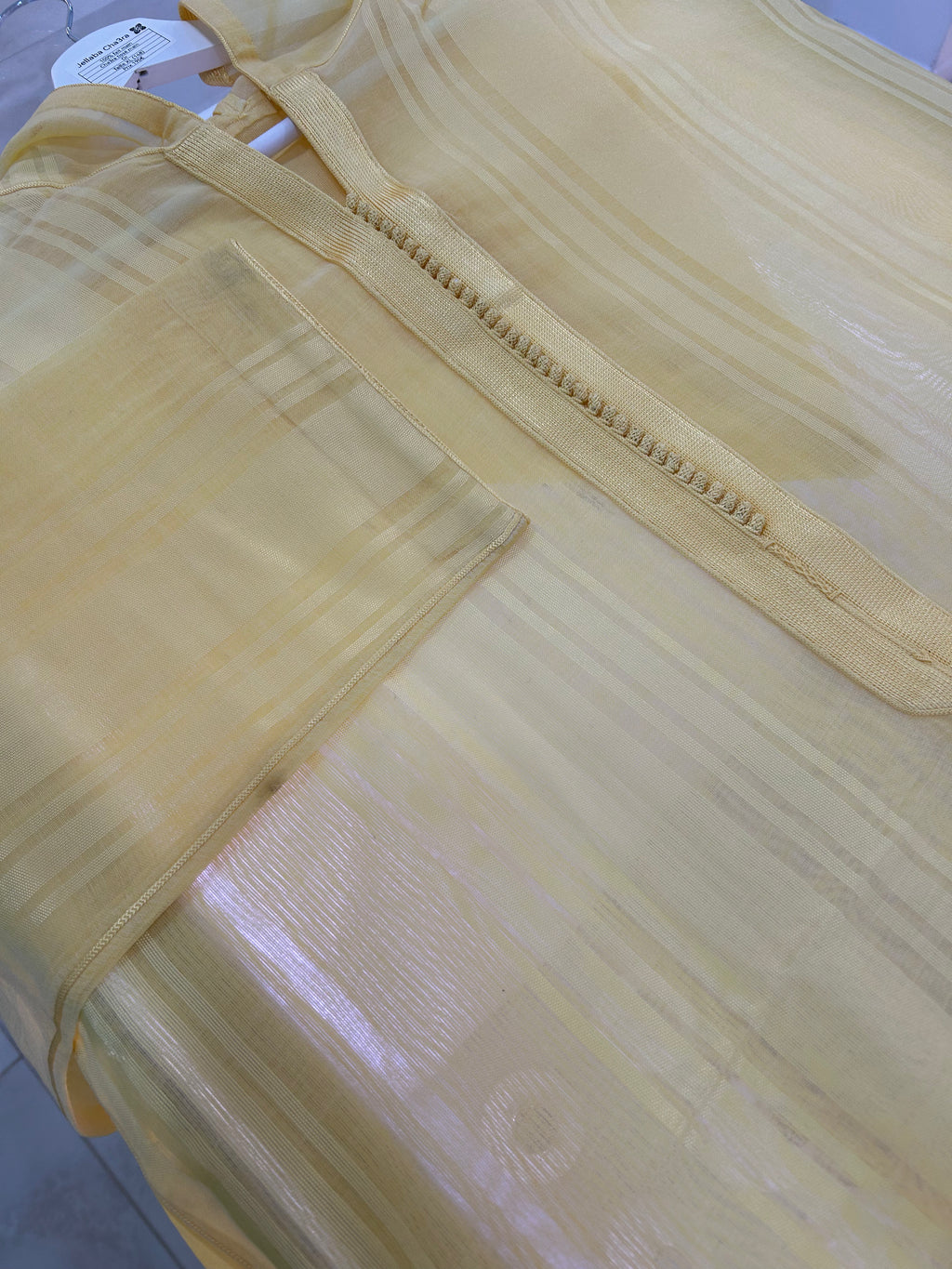 mannequin portant djellaba homme matiere cha3ra de couleur blanc avec un travail entierement fait main vue motifs