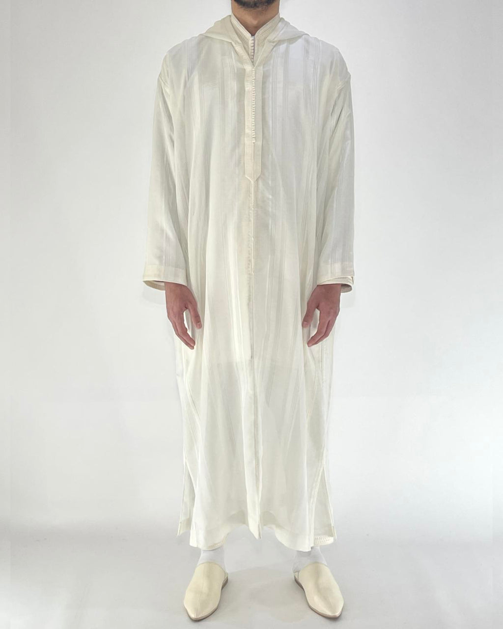 mannequin portant djellaba homme matiere cha3ra de couleur blanc avec un travail entierement fait main vue entiere