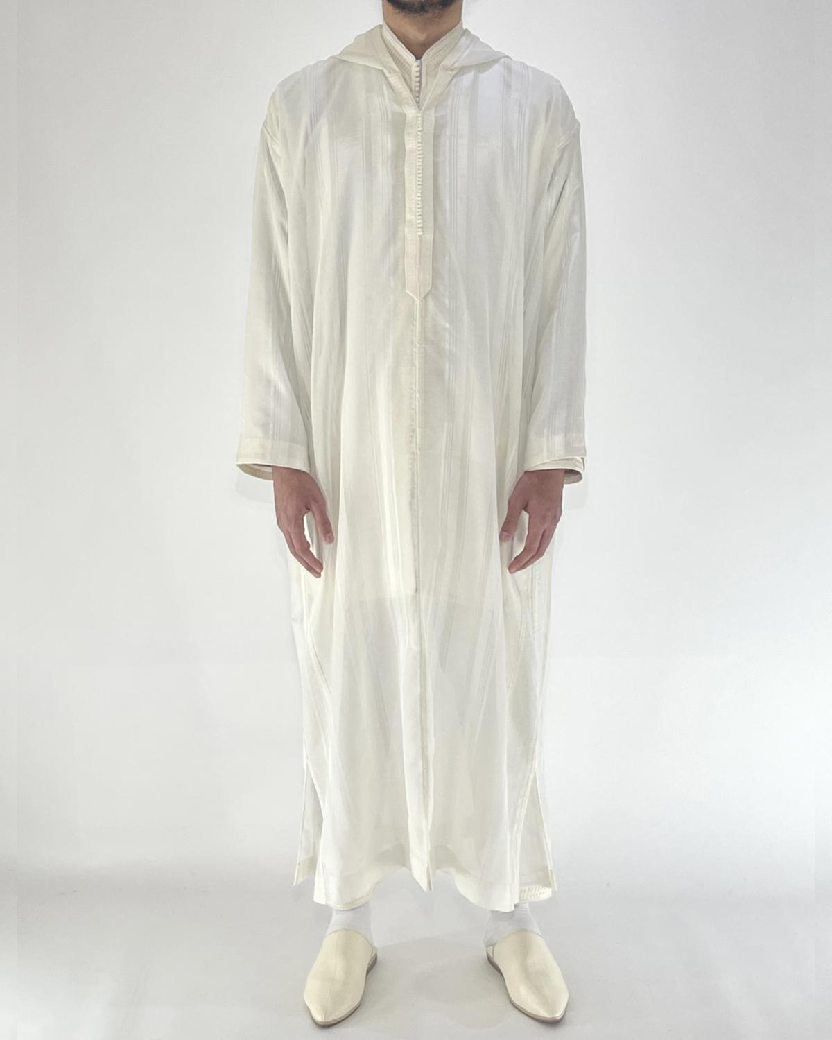 mannequin portant djellaba homme matiere cha3ra de couleur blanc avec un travail entierement fait main vue entiere