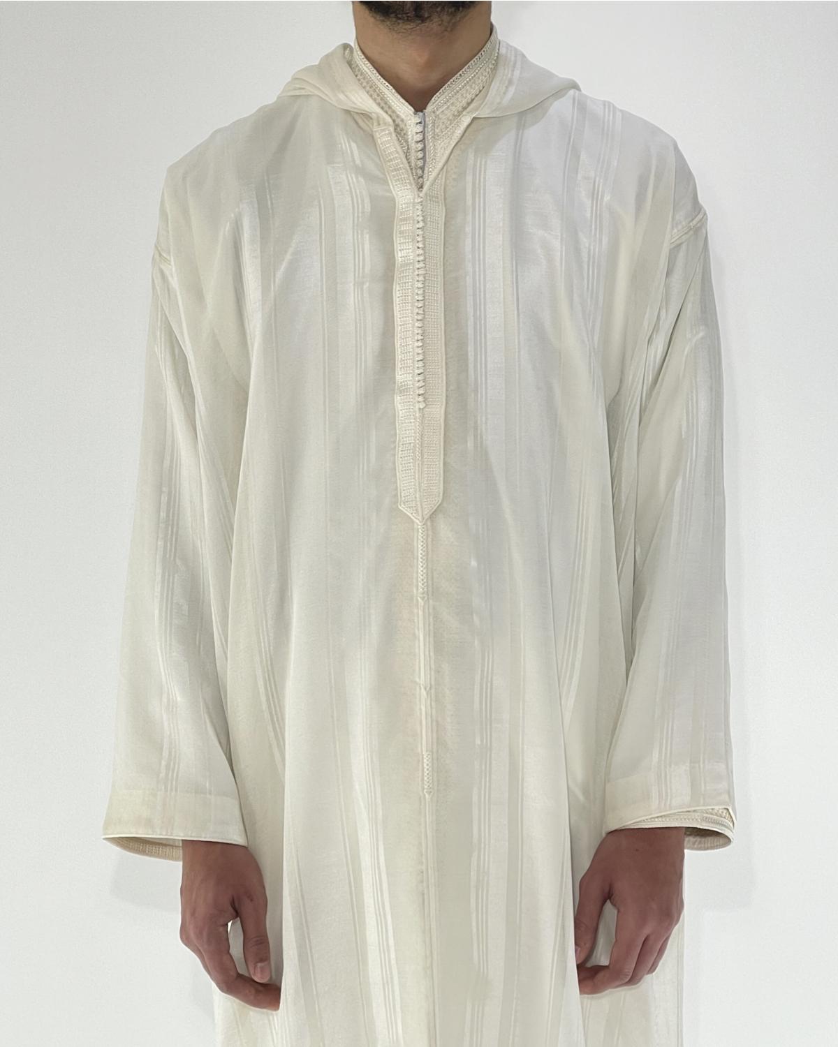 mannequin portant djellaba homme matiere cha3ra de couleur blanc avec un travail entierement fait main vue face-rapprochee
