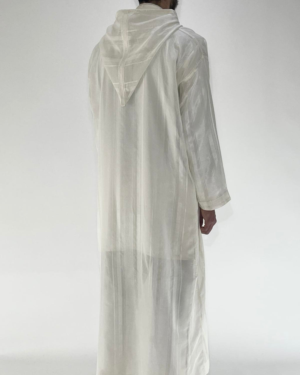 mannequin portant djellaba homme matiere cha3ra de couleur blanc avec un travail entierement fait main vue dos