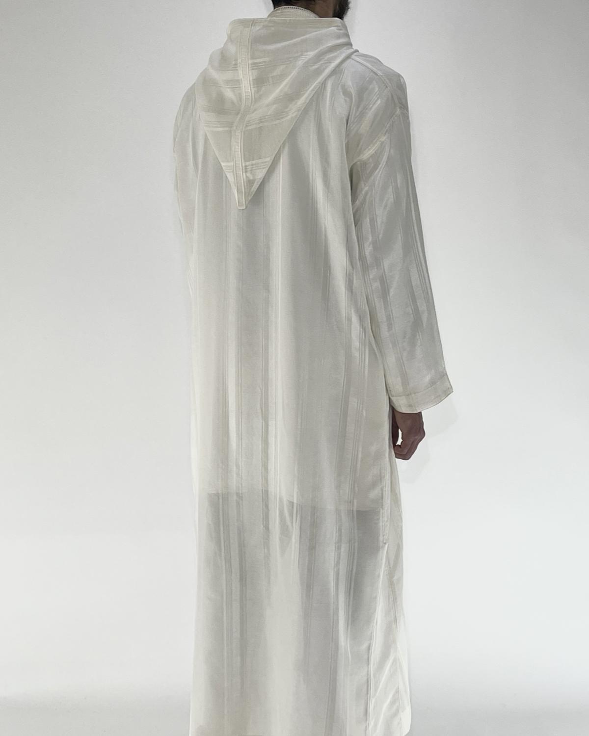 mannequin portant djellaba homme matiere cha3ra de couleur blanc avec un travail entierement fait main vue dos