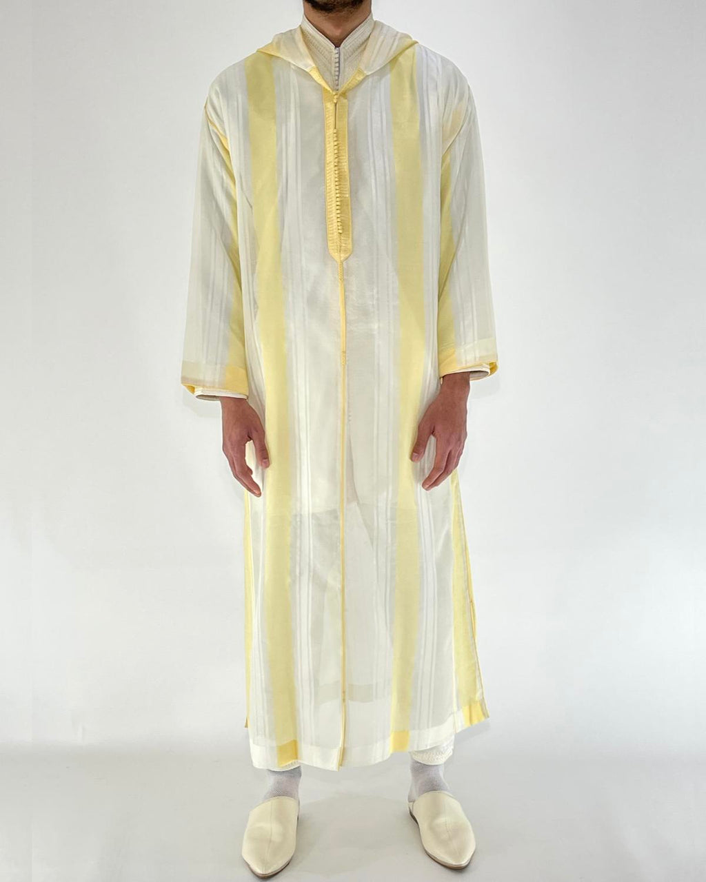 mannequin portant djellaba homme matiere cha3ra de couleur or avec un travail entierement fait main vue entiere