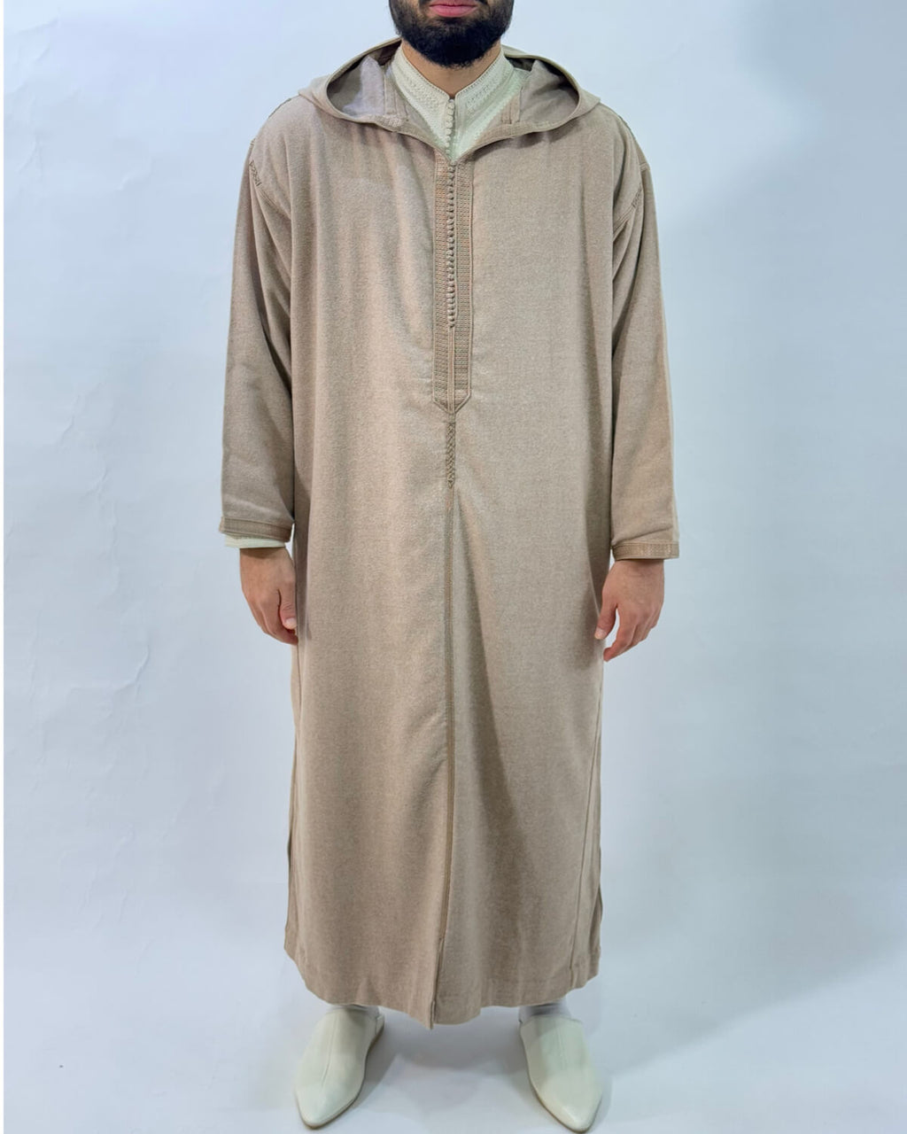 mannequin portant djellaba homme matiere epaisse de couleur beige avec un travail finition faite main vue entiere