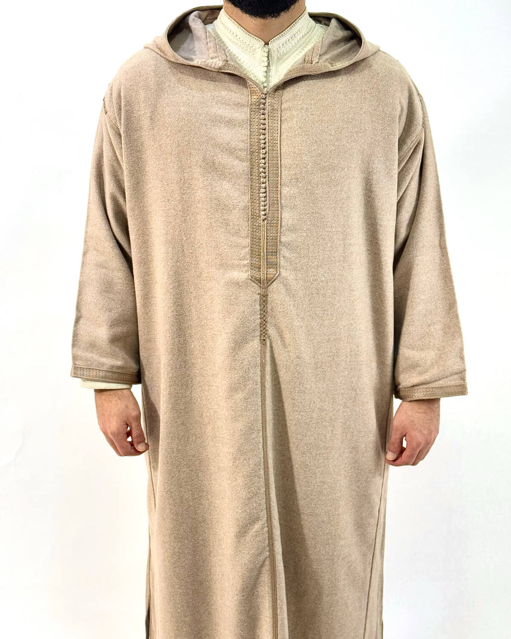 mannequin portant djellaba homme matiere epaisse de couleur beige avec un travail finition faite main vue face-rapprochee