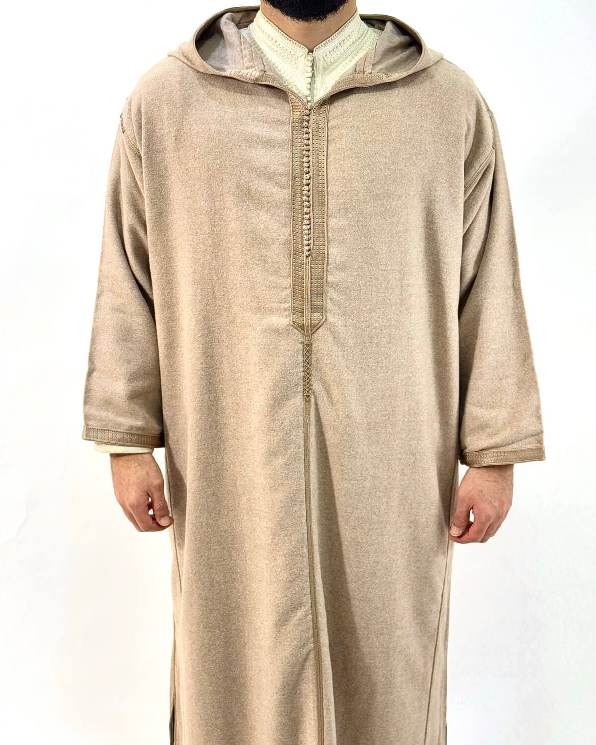 mannequin portant djellaba homme matiere epaisse de couleur beige avec un travail finition faite main vue face-rapprochee