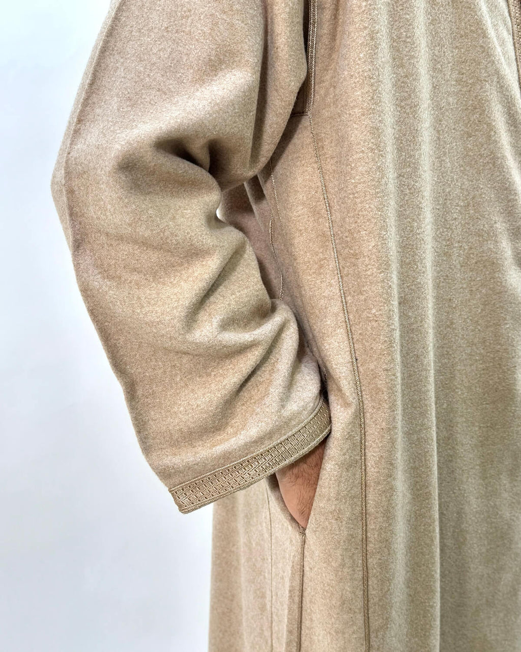mannequin portant djellaba homme matiere epaisse de couleur beige avec un travail finition faite main vue manche