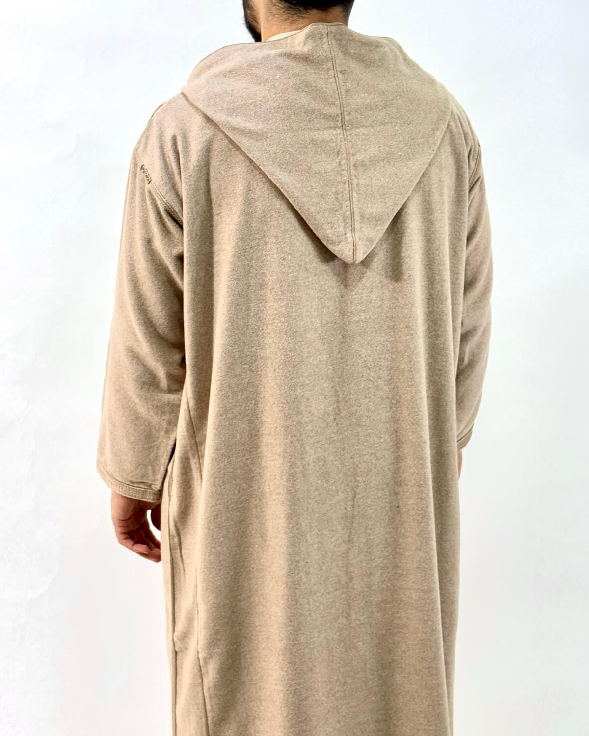 mannequin portant djellaba homme matiere epaisse de couleur beige avec un travail finition faite main vue dos