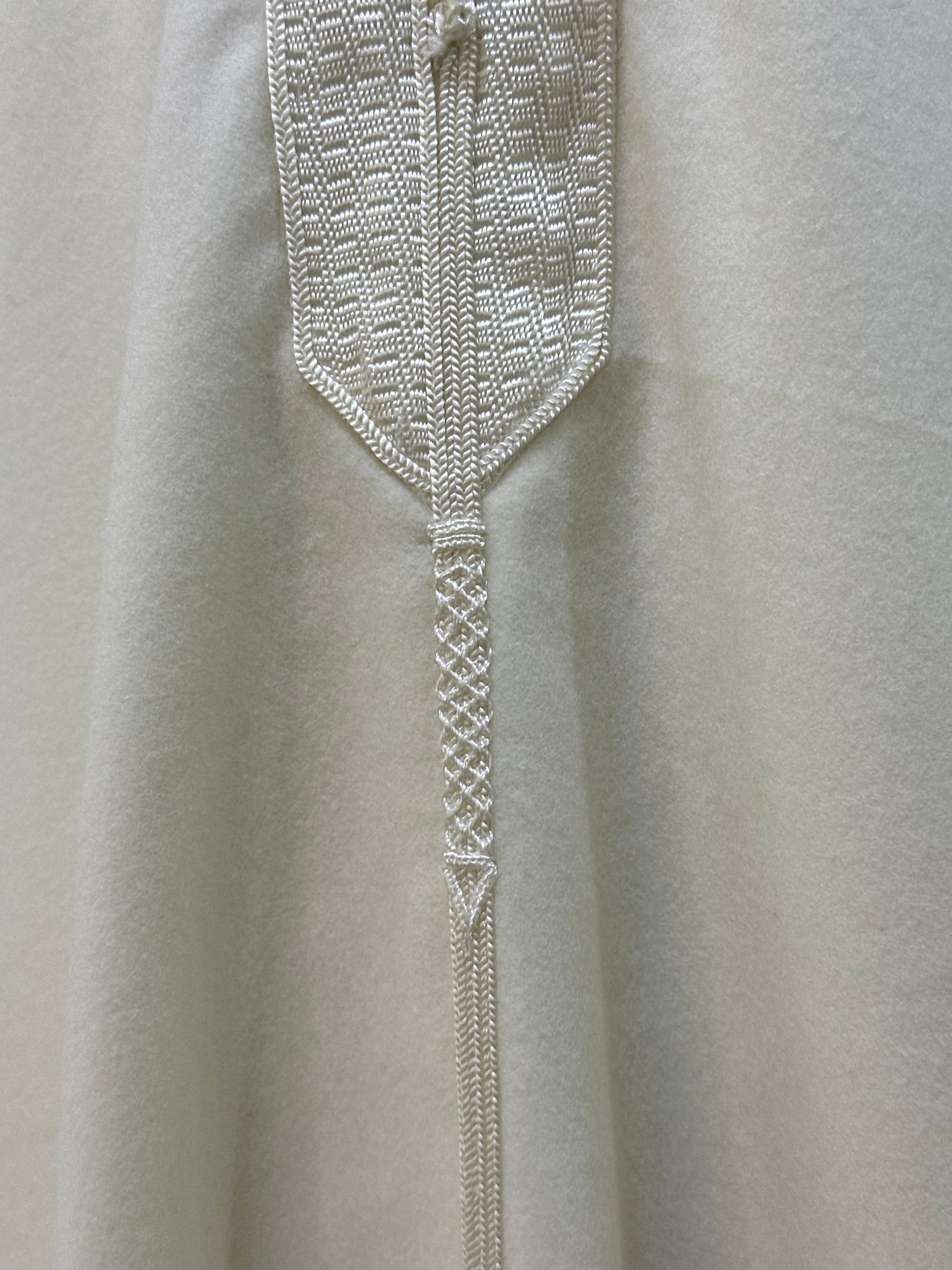 mannequin portant djellaba homme matiere epaisse de couleur blanc avec un travail finition faite main vue barchmain