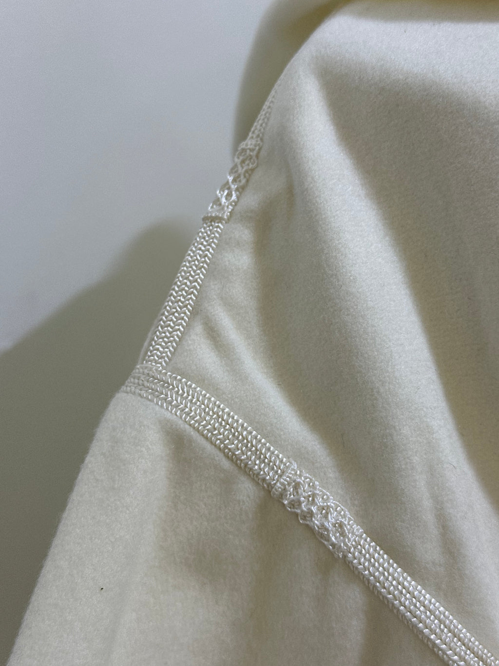 mannequin portant djellaba homme matiere epaisse de couleur blanc avec un travail finition faite main vue epaule
