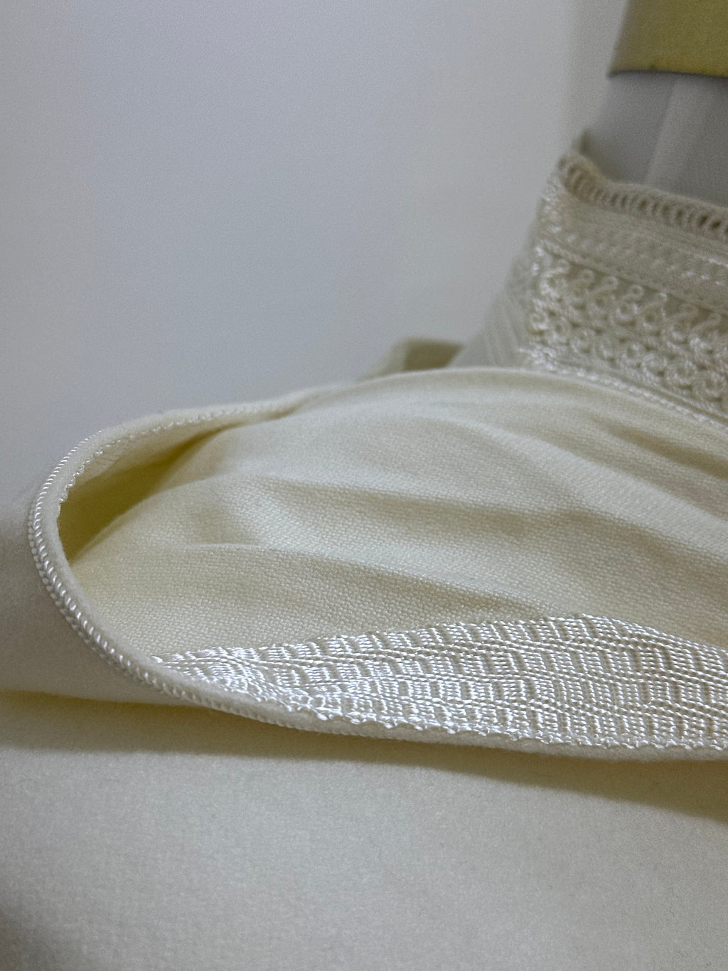 mannequin portant djellaba homme matiere epaisse de couleur blanc avec un travail finition faite main vue details-rapproches