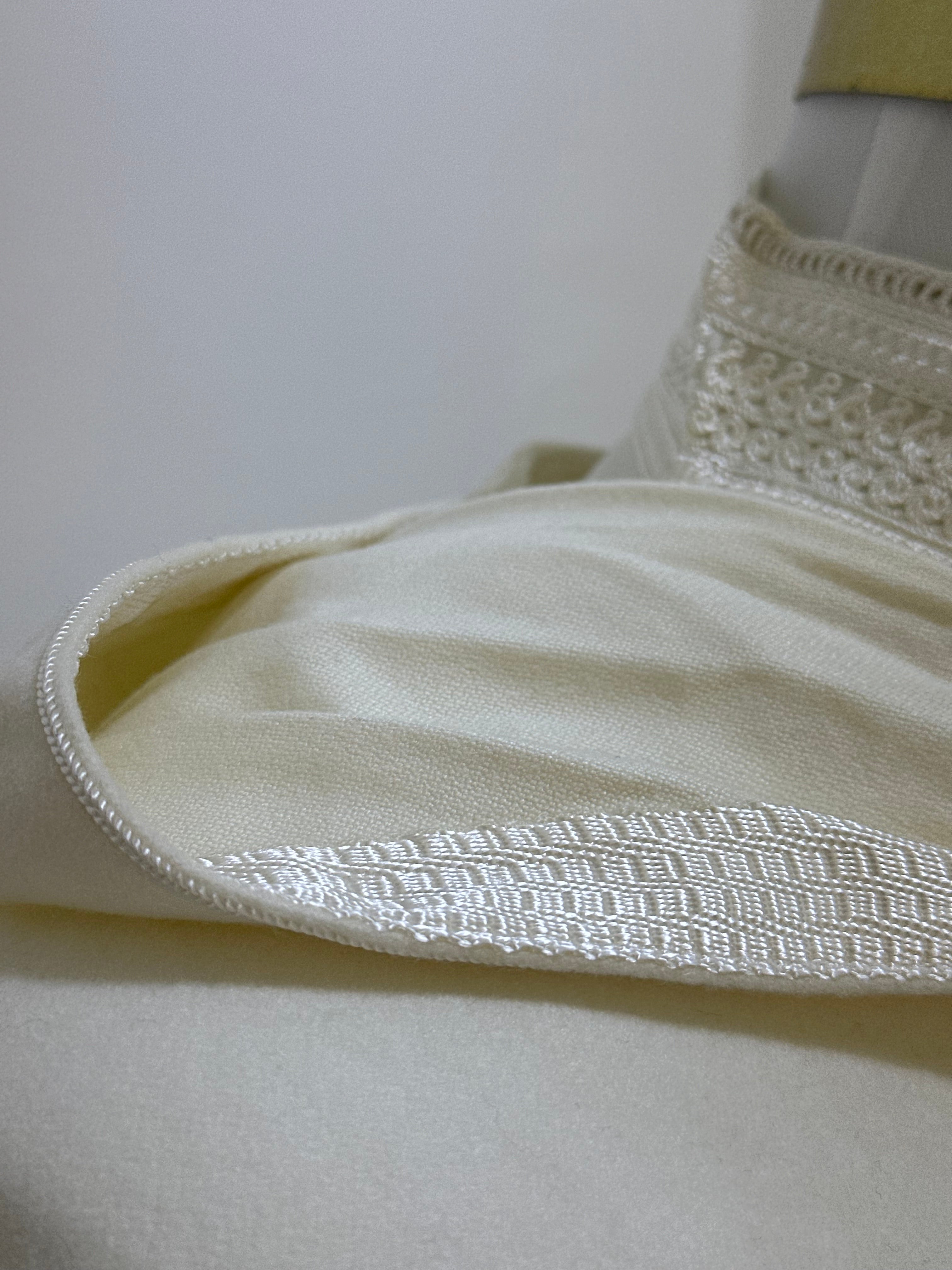 mannequin portant djellaba homme matiere epaisse de couleur blanc avec un travail finition faite main vue details-rapproches
