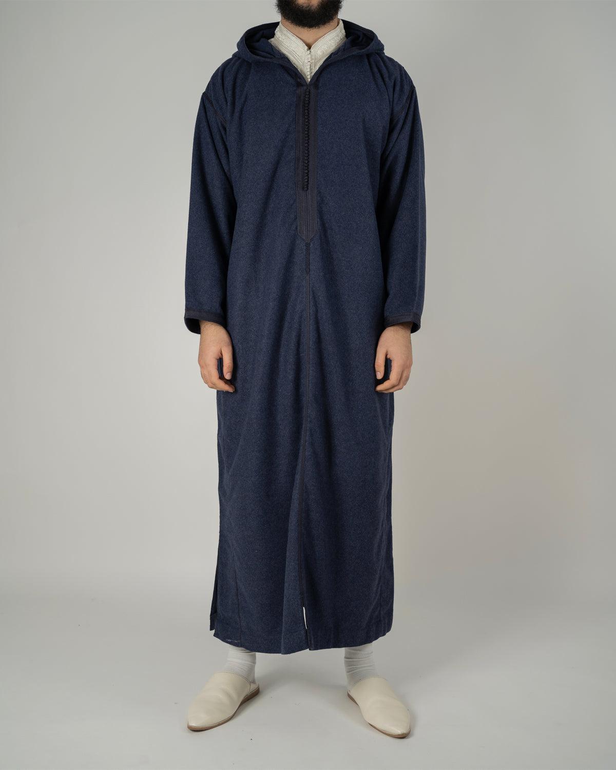 mannequin portant djellaba homme matiere epaisse de couleur bleu avec un travail finition faite main vue entiere