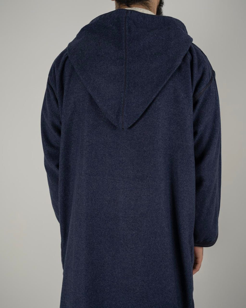 mannequin portant djellaba homme matiere epaisse de couleur bleu avec un travail finition faite main vue dos