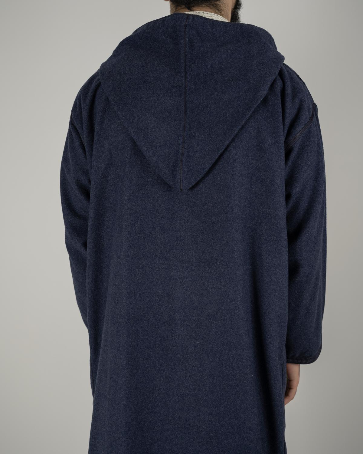mannequin portant djellaba homme matiere epaisse de couleur bleu avec un travail finition faite main vue dos