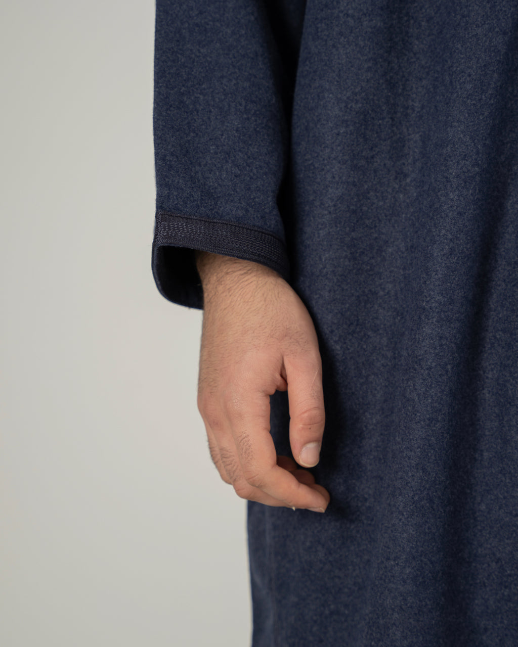 mannequin portant djellaba homme matiere epaisse de couleur bleu avec un travail finition faite main vue manche