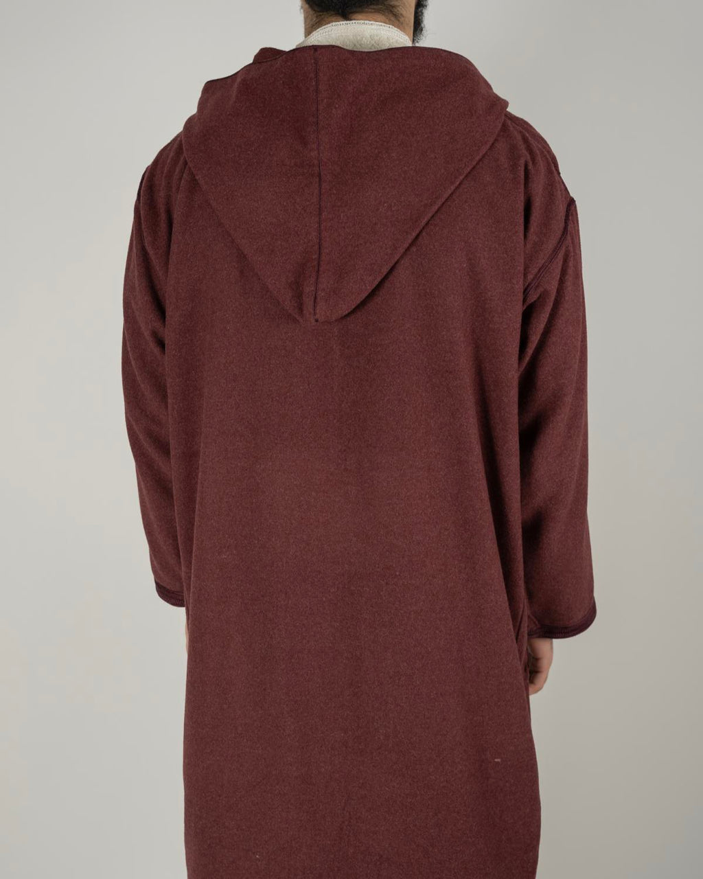 mannequin portant djellaba homme matiere epaisse de couleur bordeaux avec un travail finition faite main vue dos