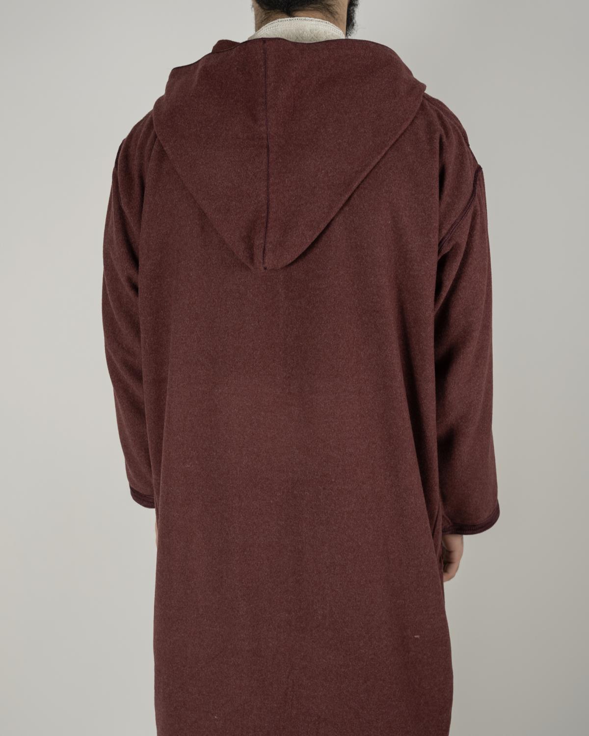 mannequin portant djellaba homme matiere epaisse de couleur bordeaux avec un travail finition faite main vue dos