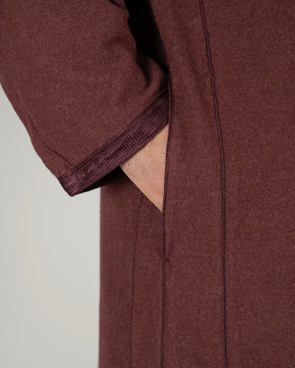 mannequin portant djellaba homme matiere epaisse de couleur bordeaux avec un travail finition faite main vue manche