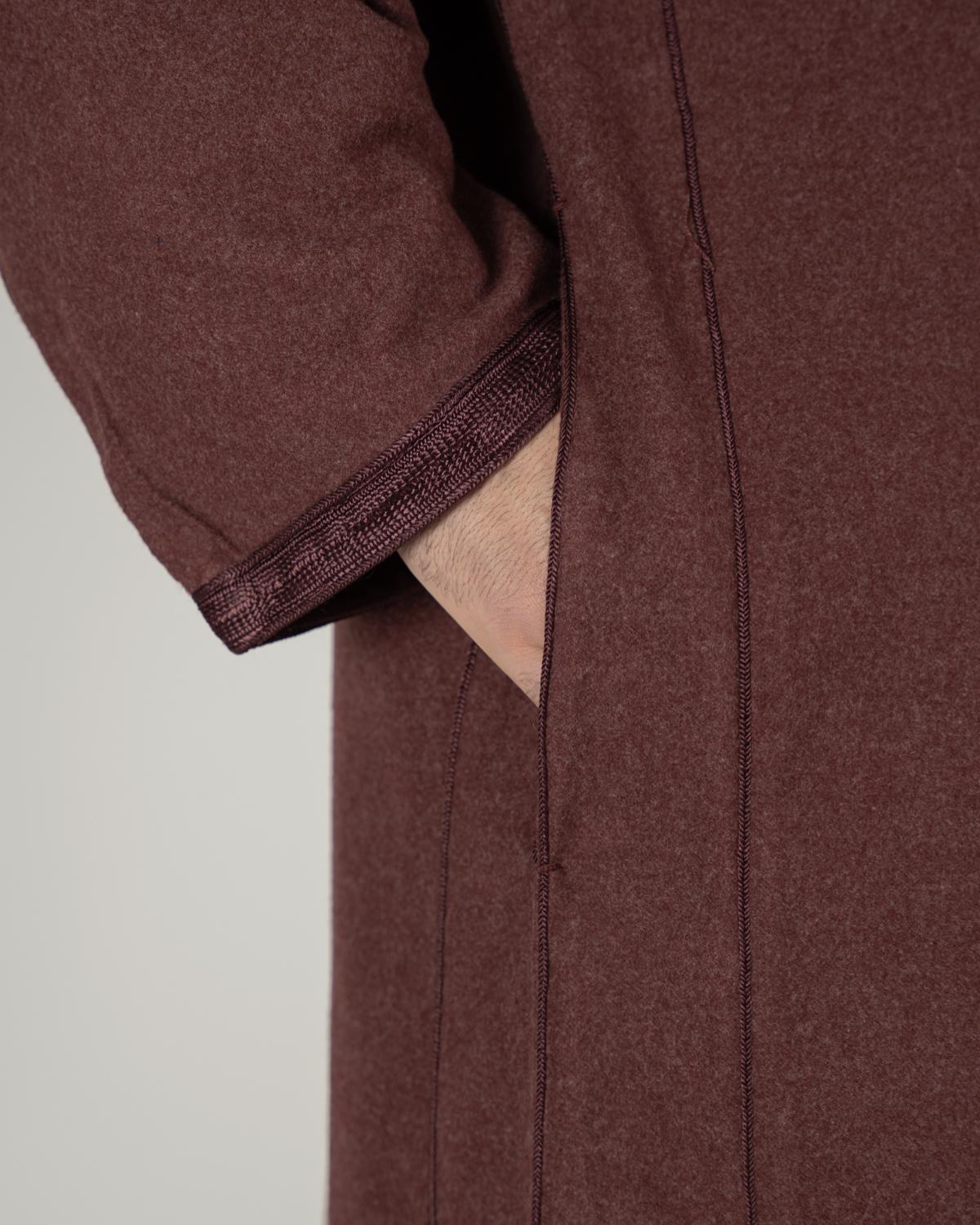 mannequin portant djellaba homme matiere epaisse de couleur bordeaux avec un travail finition faite main vue manche