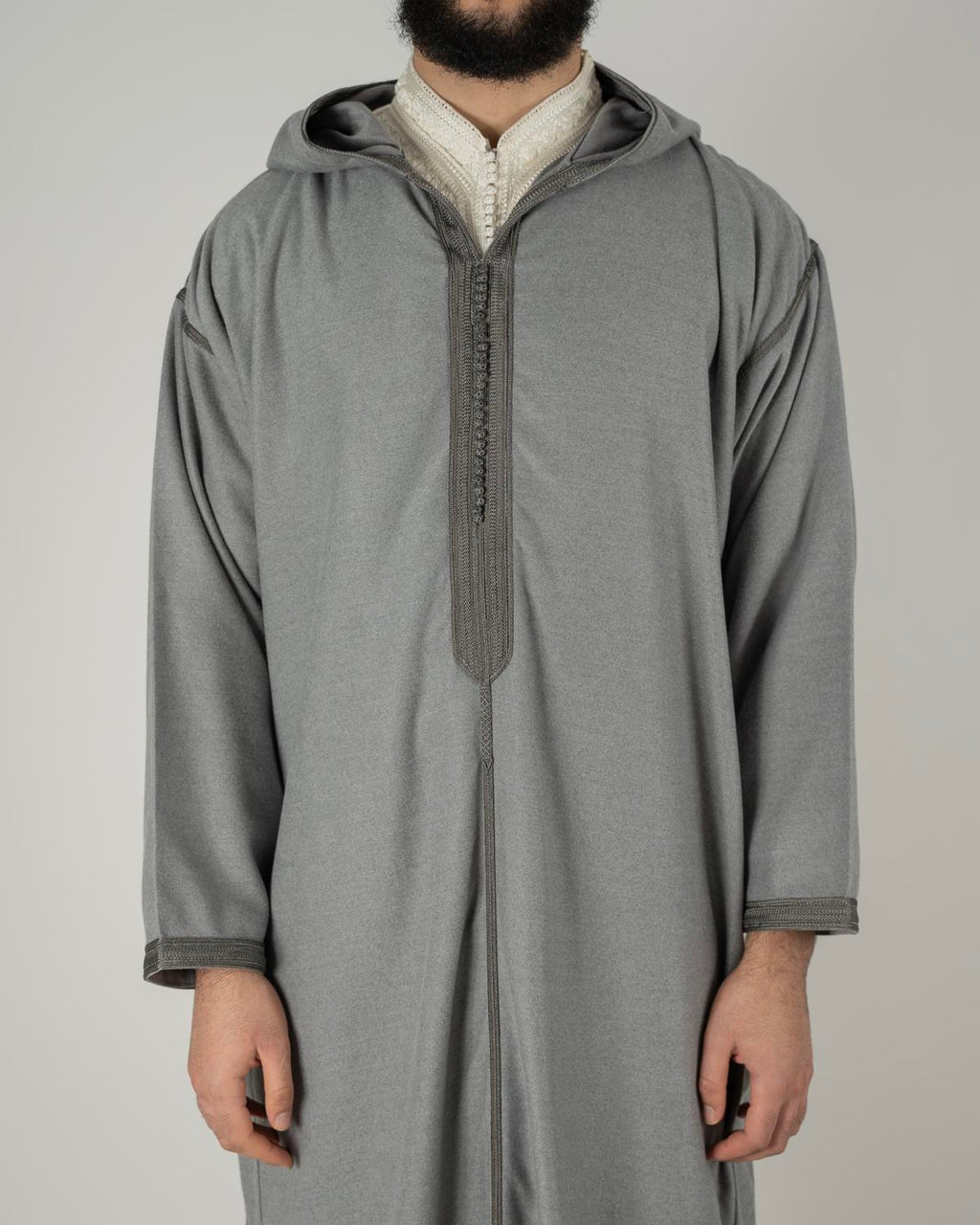 mannequin portant djellaba homme matiere epaisse de couleur gris avec un travail finition faite main vue face-rapprochee