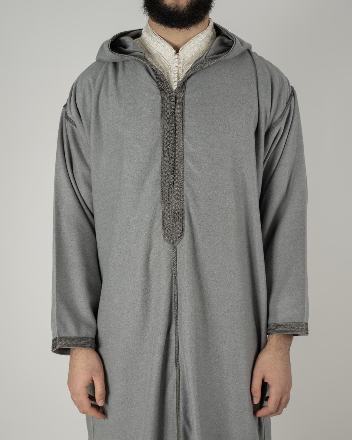 mannequin portant djellaba homme matiere epaisse de couleur gris avec un travail finition faite main vue face-rapprochee
