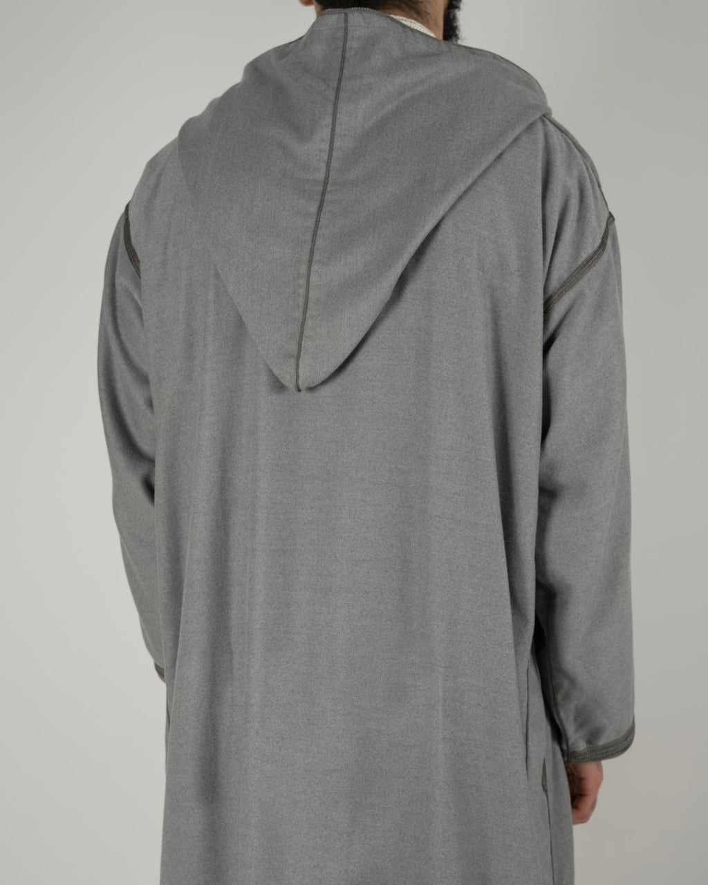 mannequin portant djellaba homme matiere epaisse de couleur gris avec un travail finition faite main vue dos