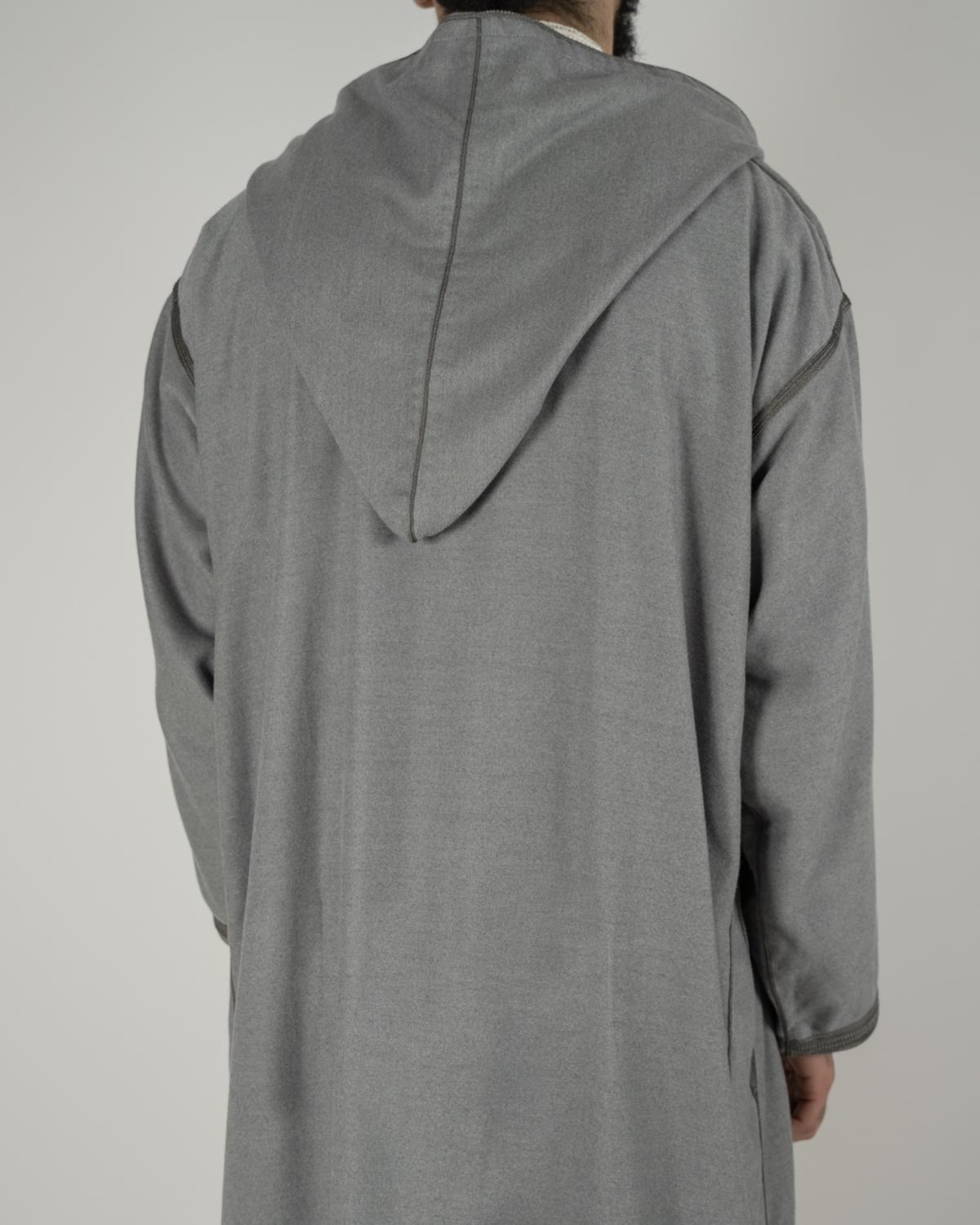 mannequin portant djellaba homme matiere epaisse de couleur gris avec un travail finition faite main vue dos