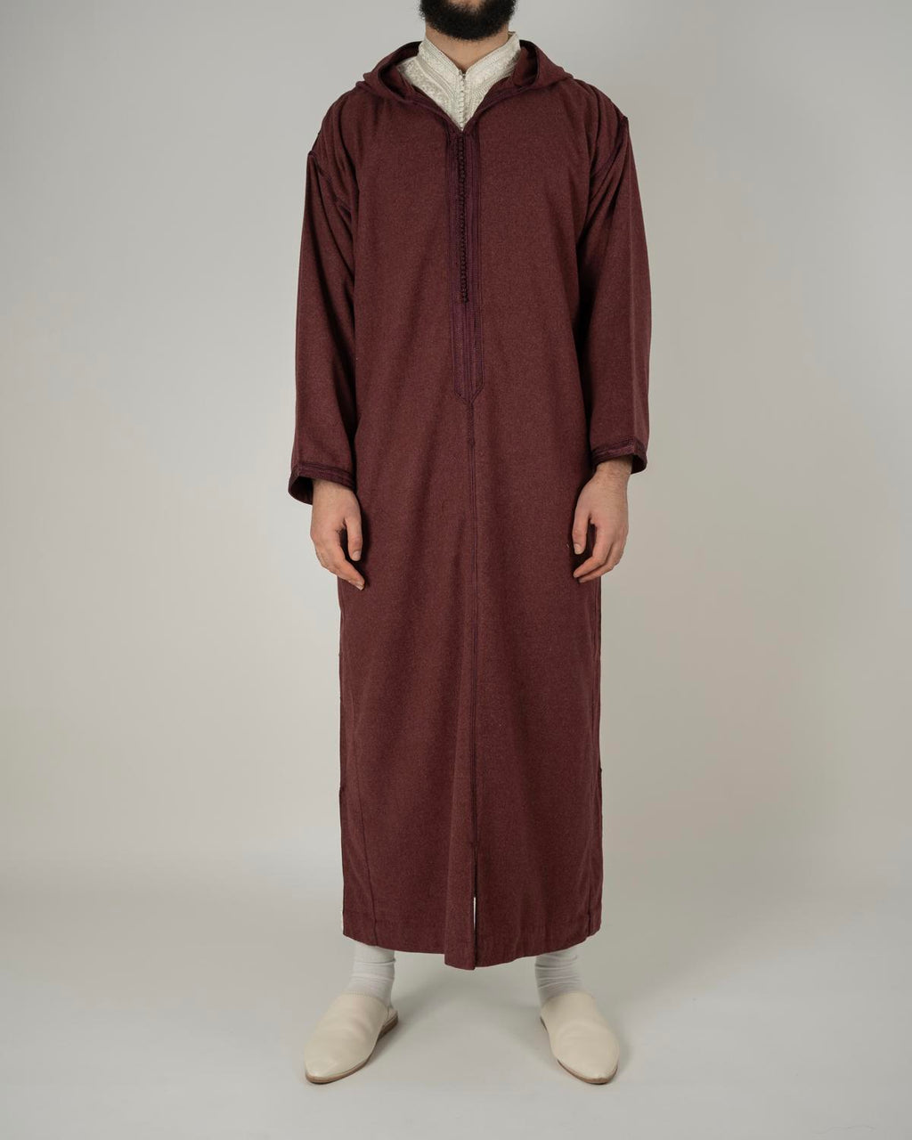 mannequin portant djellaba homme matiere epaisse de couleur gris avec un travail finition faite main vue entiere