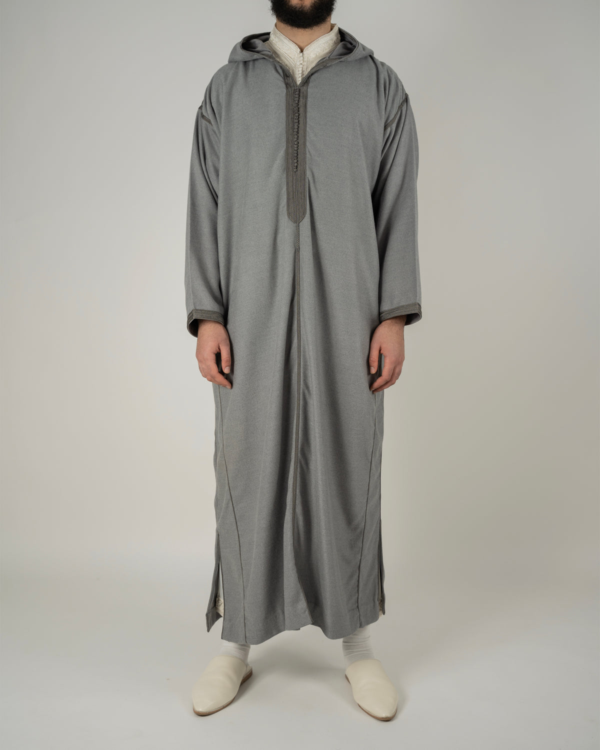 mannequin portant djellaba homme matiere epaisse de couleur gris avec un travail finition faite main vue entiere