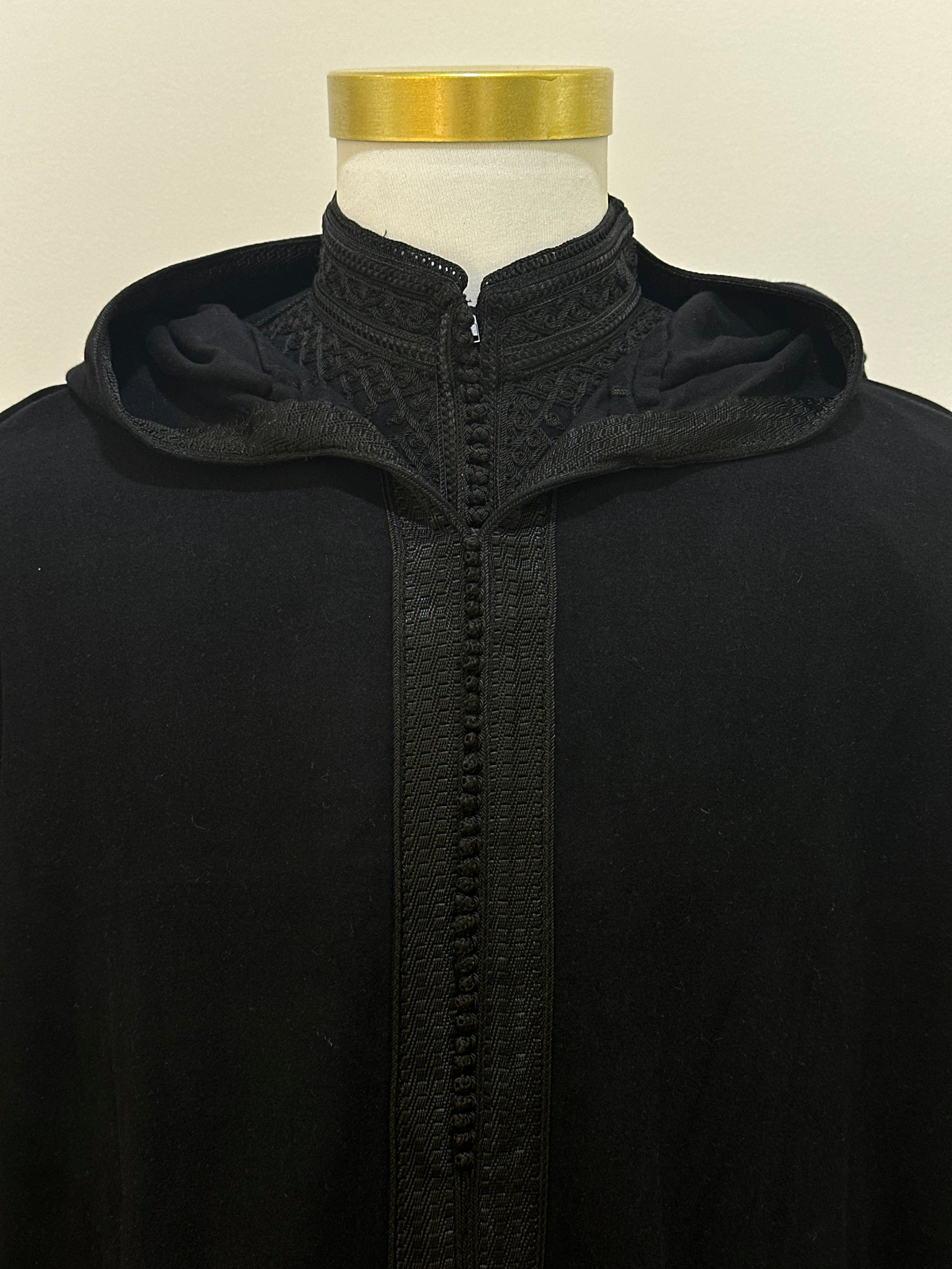 mannequin portant djellaba homme matiere epaisse de couleur noir avec un travail finition faite main vue motifs