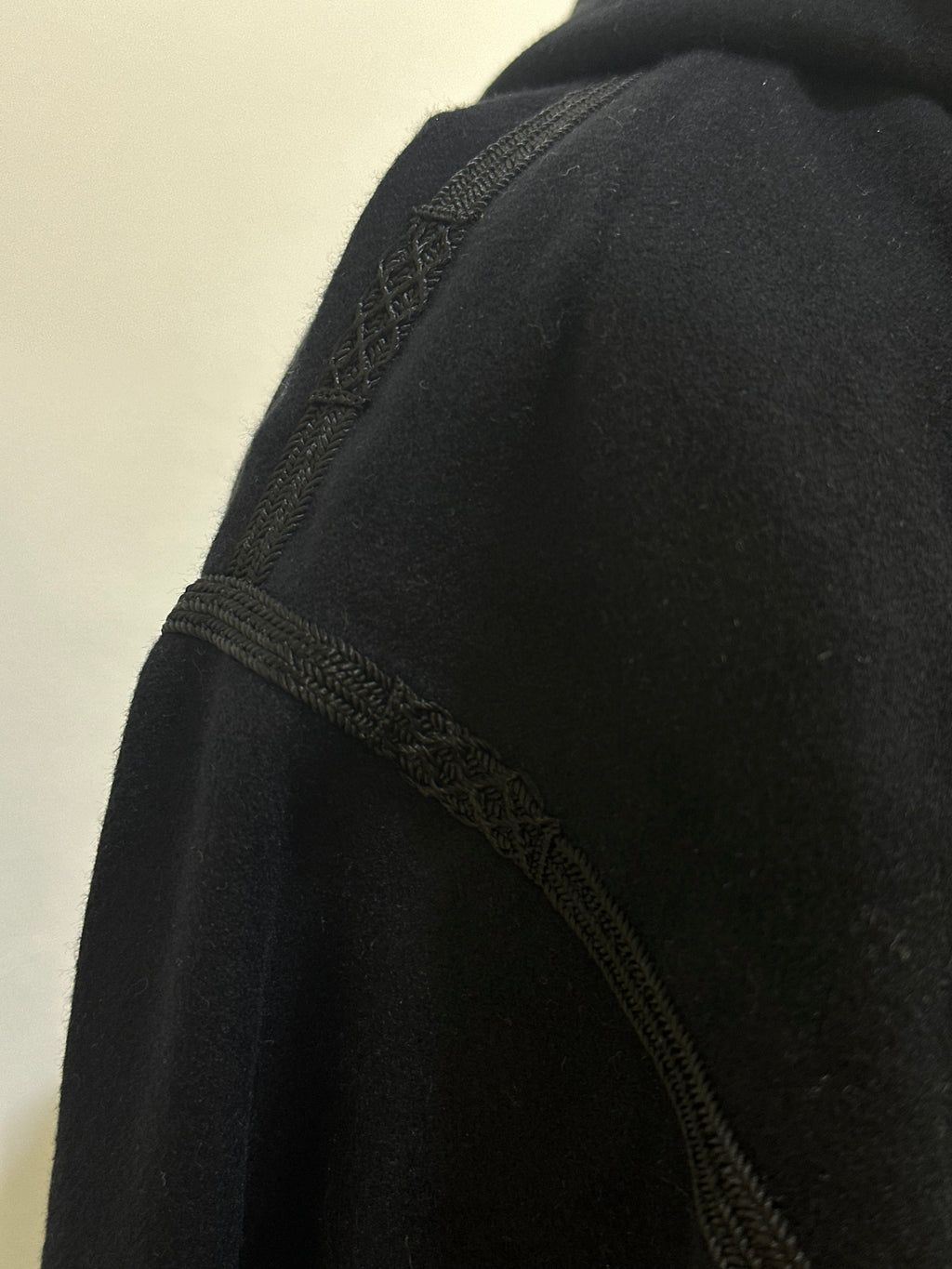 mannequin portant djellaba homme matiere epaisse de couleur noir avec un travail finition faite main vue epaule